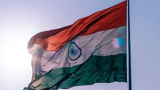 Unzählige Taxis und Kleinbusse fahren mit Selbstzündermotoren. So schafft der Diesel 
in Indien sind es rund 50 Prozent Marktanteil. (gemeinfrei)