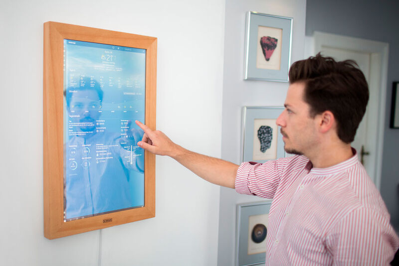 Mit großem Farbdisplay, Touchscreen, integrierten Lautsprechern und Sprachsteuerung organisiert der  digitale Spiegel den Alltag seines Benutzers. (Dirror)