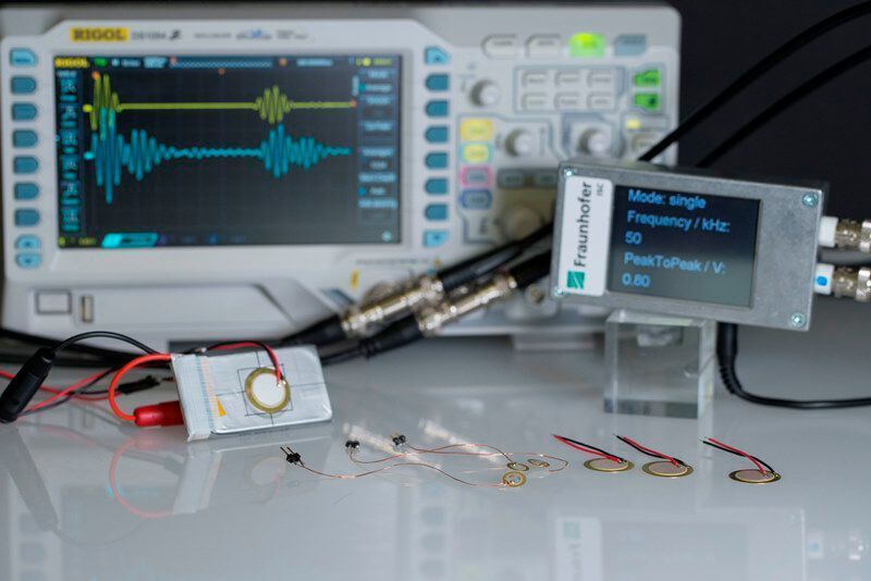 Aufbau für Ladezustandsmessung mit angeschlossener Batteriezelle und Sensoren. (K. Selsam, Fraunhofer ISC)