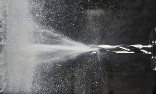 Bild 1: Wie die Kühlschmiermittel-Zufuhr bei der Zerspanung geregelt ist, hat ganz deutlichen Einfluss auf die Energieeffizienz beim Bearbeitungsprozess. Deshalb propagieren Forscher des IFW aus Hannover die volumenstromgeregelte KSS-Versorgung.(Bild:  Kennametal)