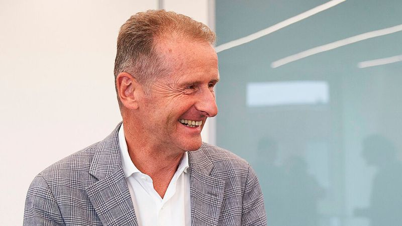 Trotz gesunkener Bezüge im Vergleich zu 2019 dürfte Volkswagen-Chef Herbert Diess bei einem Einkommen von 6,1 Millionen Euro im Jahr 2020 das Lachen wohl nicht vergehen.(Bild:  Volkswagen)