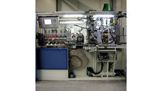 Die Spannringmaschine wurde mit einer neuen Automatisierungslösung ausgestattet: Ein Controller ersetzt die starre mechanische Kurvenscheibe und ermöglicht eine präzise Bewegungsführung am Materialvorschub.  Bild: Siemens (Archiv: Vogel Business Media)