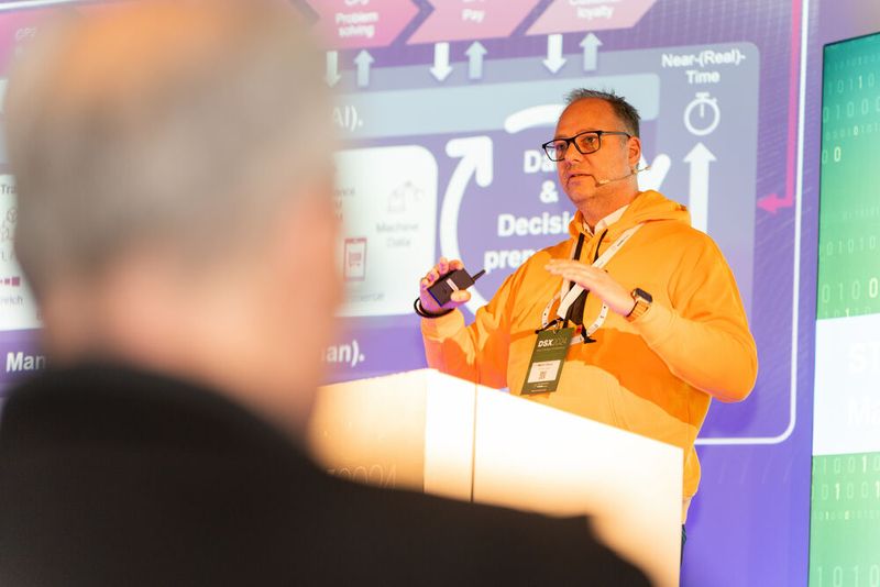 Marco Geuer von FIEGE Logistik eröffnet mit seinem Vortrag zur Datenkultur das Rednerpult.  (Bild: Vogel IT-Medien)