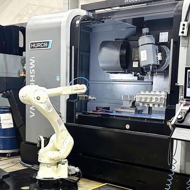 A Hurco / Kawasaki automated machining cell based on a 5-axis, swivelling-spindle Hurco machine. At Mach 2026, the robot system will feed a cantilever-type 5-axis model, VC500i. (Source: Hurco Europe )