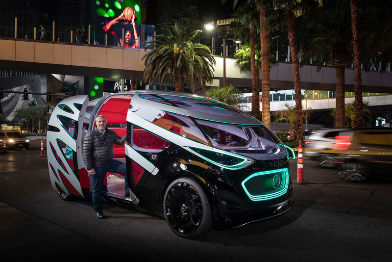 Der elektrisch angetriebene und autonom gesteuerte Robo-Van passt perfekt in die Neon-Nacht von Nevada. (Daimler)