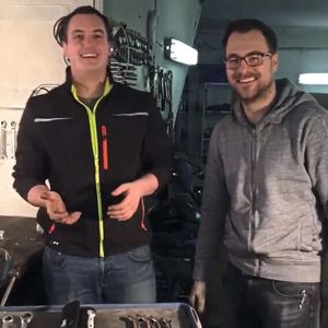 Ihr erstes Video drehten Christian (links) und Marco 2016 in einer circa 40 m² großen und nur 2,5 m hohen Halle mit Grube. (Bild:  Schrauberblog)