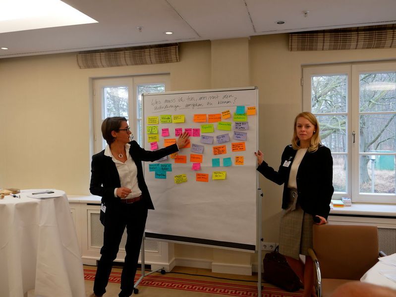 Nicole Dufft und Eva Kanzler (Vogel IT-Akademie) präsentierten die Ergebnisse der One-on-One-Meetings. (Vogel IT-Medien GmbH)