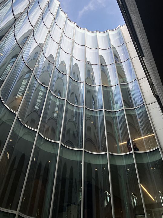 Die 77 jeweils 35,52 Millimeter starken Isolierglaselemente sind als zylindrisch gebogene, konkave Scheiben ausgeführt.(Bild:  Jared Chulski)