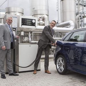 Die größte industrielle Power-to-Gas Anlage ist gestern in Werlte eingeweiht worden. Heinz Hollwerger (re.), Leiter Entwicklung Gesamtfahrzeuge bei Audi, und Jochen Flasbarth (li.), Präsident Umweltbundesamt, freuen sich, dass der Audi A3 G-Tron zukünftig synthetisches Methan tanken kann.