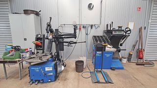 Manche Wucht- und Montiermaschinen haben momentan lange Lieferzeiten. Das sollten Kfz-Betriebe bei einer Neuanschaffung beachten. (Bild: Schreiner/»kfz-betrieb«)