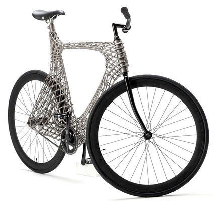 Ein echter Hingucker: Angehende Ingenieure der TU Delft haben ein Fahrrad mit sehr eigenwilliger Konstruktion mit Hilfe eines 3D-Druckers gefertigt. Es ist die Vorstufe zum Bau einer Brücke mit der gleichen Technik. (Bild: TU Delft)