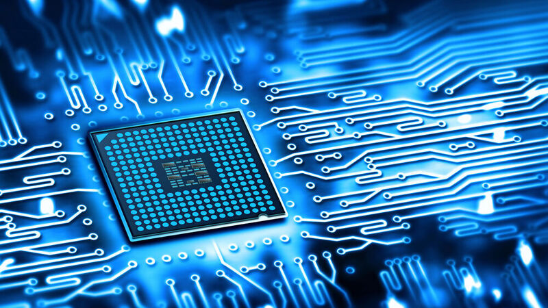Ein integrierter Schaltkreis ist ein Halbleiterplättchen, auf dem sich Millionen von kleinen Transistoren, Kondensatoren und Widerständen befinden. 