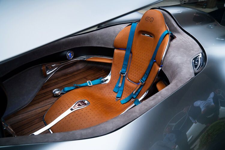 Im Innenraum des 5,30 Meter langen Einsitzers dominieren traditionelle Materialien wie Leder, poliertes Aluminium und massives Walnussholz.  (Bild: Daimler)