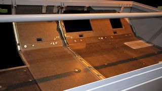 Sandwichstrukturen aus Polyurethan-Deckschichten und Wabenkern senken nicht nur das Gewicht der Motoreinhausung, sondern auch den Fertigungsaufwand.  (Bild: Kraus)