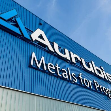 Hinter Schloss und Riegel! Die drei Betrüger, die den Hamburger Kupferhersteller Aurubis viel Geld gekostet haben, sind jetzt verurteilt. Lesen Sie hier, was da gelaufen ist ... (Bild: Aurubis)