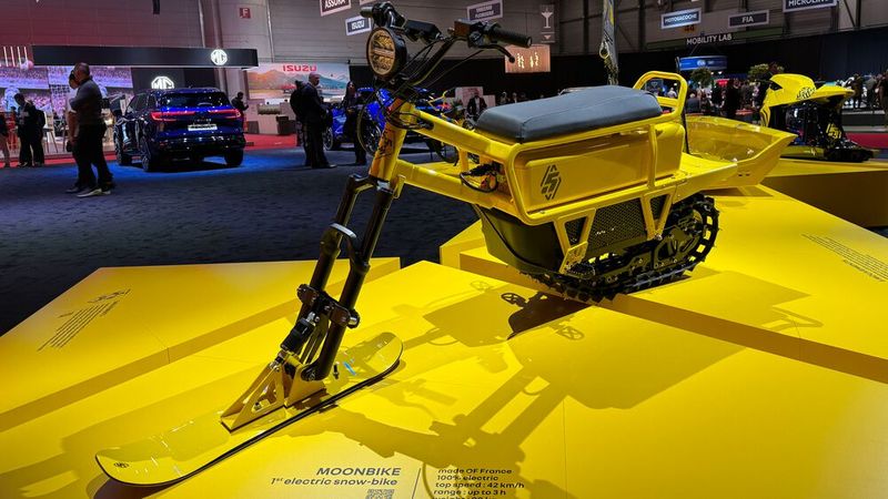 Das Renault-Snowbike pflügt hinten mit Kette und vorne mit Ski elektrisch durch den Schnee. (Bild: Benjamin Bessinger)