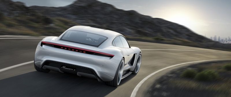 Auf Tesla-Jagd: Der Porsche Mission E mit 600 PS und 500 km Reichweite (Bild: Porsche)
