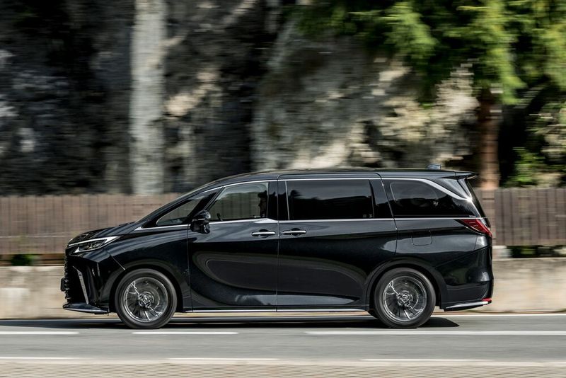 Mit 5,13 Meter ist der Lexus LM ein auffällig großes Auto. (Bild: Lexus)