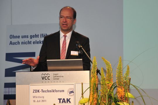 ZDK-Hauptgeschäftsführer Dr. Axel Koblitz betonte, dass der Handel viel schneller mit dem Thema Elektromobilität konfrontiert werde, als der Service. Hier gelte es die Mitarbeiter schnell entsprechend zu schulen. (Schmidt)