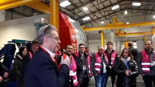 Unternehmer Thomas Müller erläutert den Geschäftsführern auf der "Voll Wild"-Tour des Verbands Deutscher Werkzeug- und Formenbauer (VDWF) das Konzept und die Abläufe seines Unternehmens Vario-Metall, einem auf Tieflochbohrungen spezialisierten Dienstleister für die Branche (Bild: Maschinenmarkt)