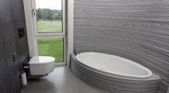(Dusch-WC AquaClean Mera Comfort mit WhirlSpray-Duschtechnologie und Warmluftföhn, WC-Sitz-Heizung und berührungsloser WC-Deckel-Automatik. Bild: Geberit)