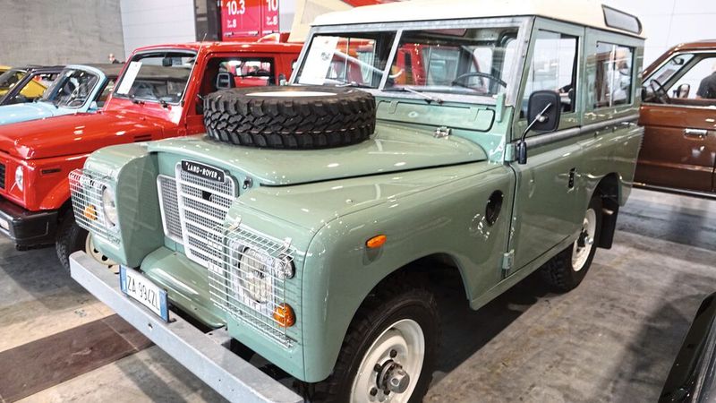 Wer einen klassischen Geländewagen suchte, konnte sich hier für einen Land Rover... (Bild: Dominsky/»kfz-betrieb« )