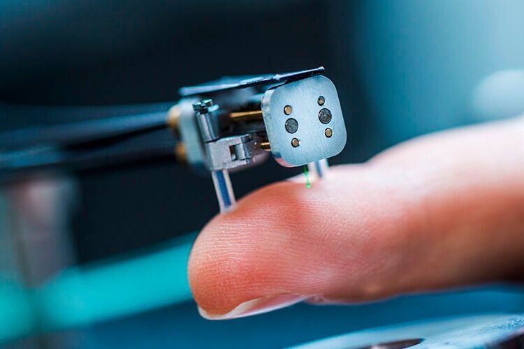 Eines der Ergebnisse der ersten Förderphase für das Miracle-Projekt: eine hochpräzise robotische Endoskospitze mit integrierter Laser-Knochensäge.(Bild:  Frank Brüderli)