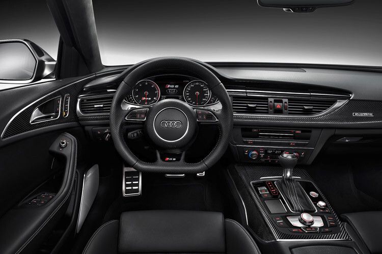 Im Vergleich zum edleren Normal-A6 dominieren im Innenraum Karbon und Aluminium. (Foto: Audi)
