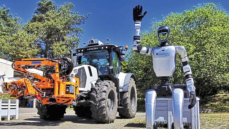 Einsatz auf dem Acker: Wie sich humanoide Systeme mit schweren landwirtschaftlichen Maschinen vernetzen lassen, wird in Ilmenau erprobt.(Bild:  Fraunhofer IOSB)