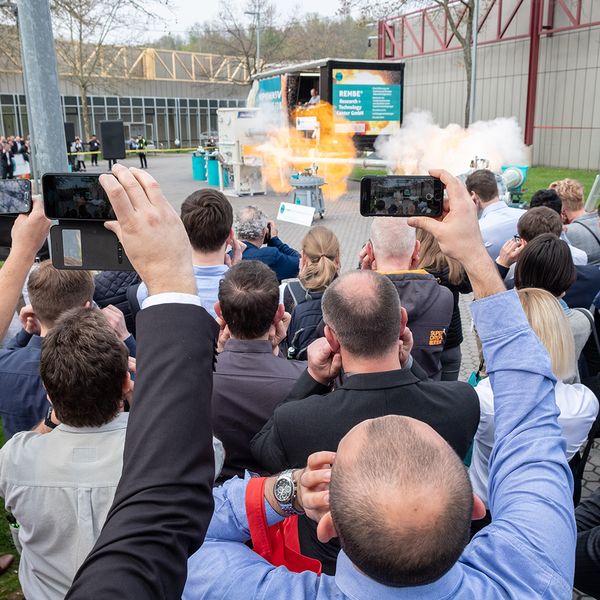 Moderierte Live-Explosionen von der Powtech 2019 in Nürnberg. (Bild: Nuernberg Messe/Thomas Geiger )