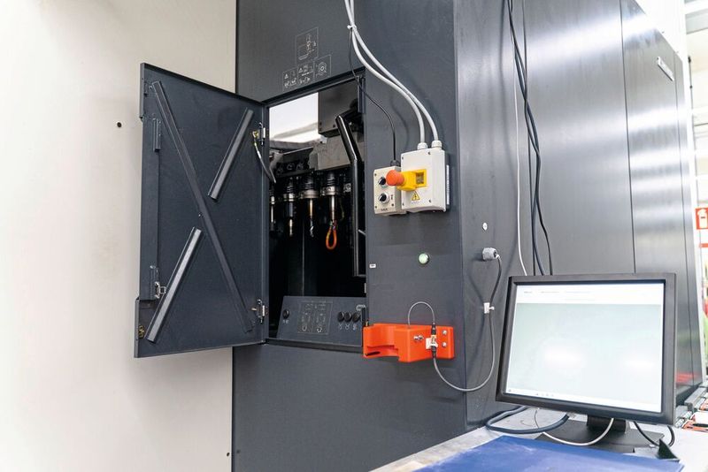 An der roten Halterung werden die Werkzeuge identifiziert und ihrem Platz im Werkzeugmagazin zugeordnet. (Bild: Turck)