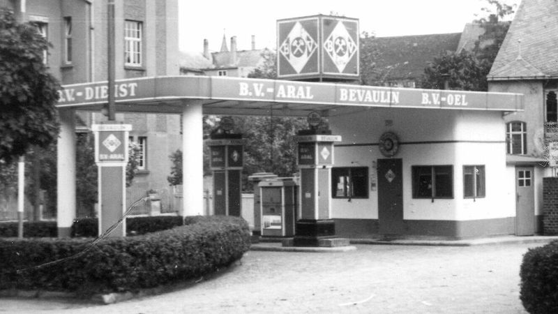 Eine Aral-Tankstelle in den Dreißigerjahren (Bild: Autoren-Union Mobilität/Aral)