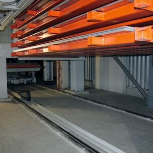 Das Blechlagersystem Kasto Unitower 3.0, hier: Die Untertunnelung des Blechlagersystems und der Fahrweg zur Durchfahrt des Längsfahrwagens in den Bereich des Beladesystems der Laseranlage.