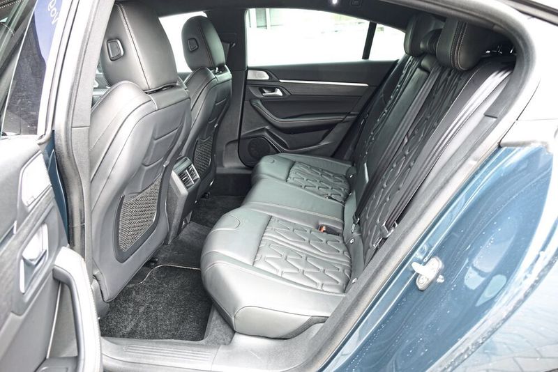 Personen ab einer Körpergröße von 1,80 Metern müssen beim Einstieg darauf achten sich nicht den Kopf zu stoßen. (»Automobil Industrie«/Jens Scheiner)