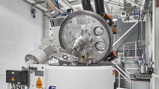 Den Mixsolver, hier gut erkennbar das exzentrisch angeordnete Mischwerkzeug, gibt es optional mit Evacmix-Technologie für direkt entgaste Slurries, mit Doppelmantel für einen temperaturge-führten Prozess und auch mit Ex-Schutz. (Bild: Eirich)