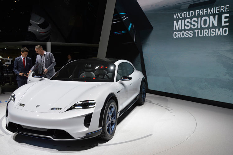 Porsche hatte in Genf die Weltpremiere des „Mission-E-Cross-Turismo“ dabei.  (Schreiner/»kfz-betrieb«)
