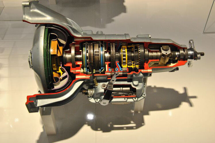 Das erste Automatikgetriebe („3HP12“) aus dem Hause ZF mit einem F&S-Wandler Typ 240R von 1965. BMW setzte es beim Modell 1800/2000 („Neue Klasse“) und Peugeot beim 504 ein. (Foto: Dominsky)