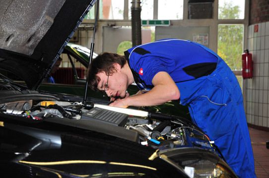 Bei manchem Problem mussten die Teilnehmer in den Tiefen der Technik suchen. Hier sucht Silvio Richter einen Fehler in der Diesel-Elektronik. (Archiv: Vogel Business Media)