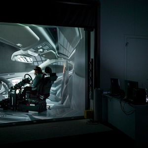 Simuliert werden können Fahrten auf einer vollständig virtuellen Straße oder auf einer Strecke, die eine real existierende Straße originalgetreu nachbildet.(Bild:  Autoren-Union Mobilität/Renault)