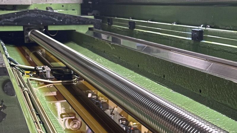 Bei dieser Innengewindeschleifmaschine hat Kammerer einen seiner eigenen Kugelgewindetriebe nachgerüstet. (Bild:  Kammerer)