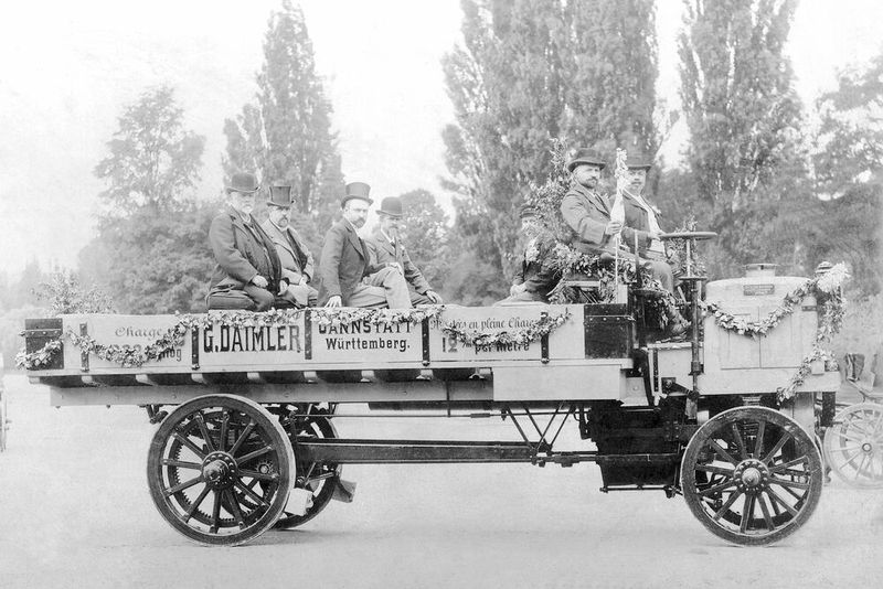 Noch im gleichen Jahr bekam der Lkw dann schließlich jenes Gesicht, das ihn vom Pkw erstmals deutlich unterschied und den Weg zu immer höherer Leistung und Nutzlast ebnen sollte: Der Motor fand seinen Platz nun ganz vorn, war vor der Vorderachse angeordnet und gab seine zehn Pferdestärken über ein Viergang-Zahnradgetriebe sowie durchgängige Längswelle und Ritzel an die Innenzahnkränze der eisenbereiften Hinterräder weiter. (Bild: Daimler Truck AG)