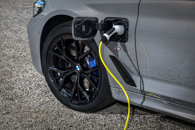 Die rein elektrische Reichweite beträgt rund 54–57 Kilometern; im rein elektrischen Betriebsmodus sind 140 km/h möglich. (Bild: BMW)