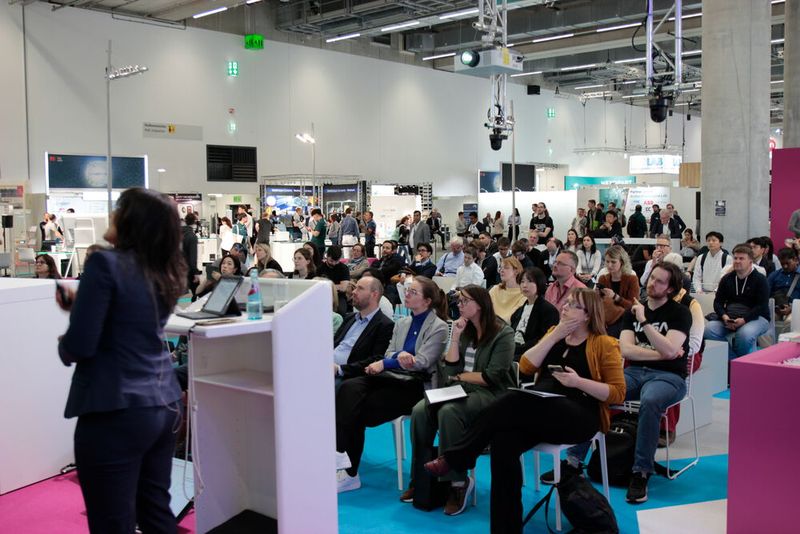 Das Auditorium lernt hier von Antonella Colucci der Endress+Hauser GmbH & Co. KG, wie sich Raman-Spektroskopie für das Scale-Up von Bioprozessen einsetzen lässt. (Bild: VCG – Lüttmann)