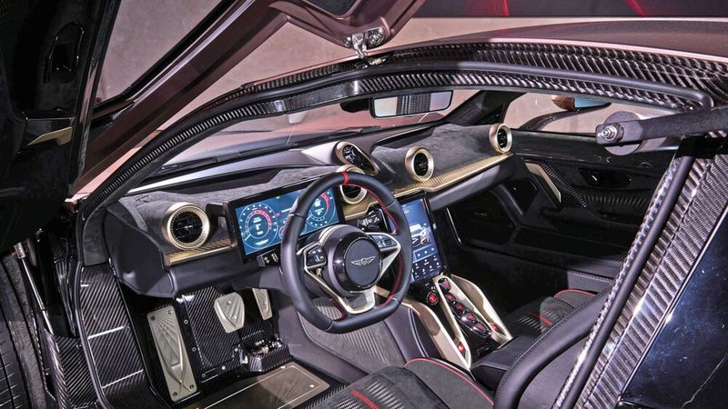 Der sportlich eingerichtete Innenraum des Sagrera verwendet viel Sichtcarbon. (Bild: Hispano Suiza)