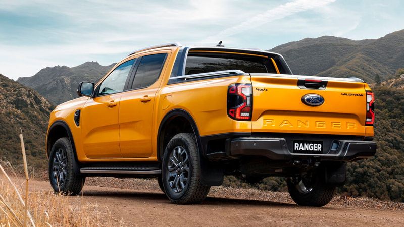 Die Heckklappe kann als mobile Werkbank genutzt werden. (Bild: Ford)