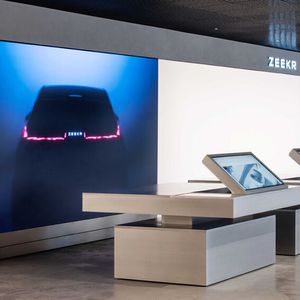 In dem Showroom in der schwedischen Hauptstadt können Kunden ihr Wunschfahrzeug an 42-Zoll-Bildschirmen konfigurieren und bestellen.(Bild:  Zeekr)