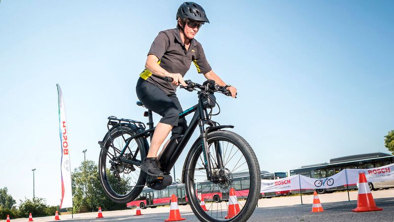 Durch die sogenannte „Stotter“-Bremsung kommt das E-Bike nichts ins Rutschen und bleibt leichter kontrollierbar. Die Funktionsweise des ABS entspricht der beim Auto.(Bild:  ÖAMTC/Christian Houdek)