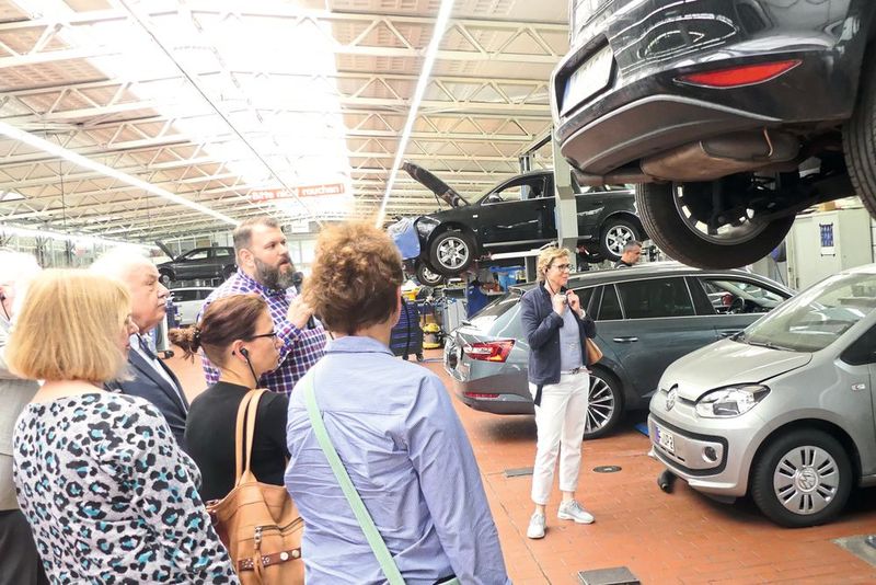 Außerdem besteht bei einer Führung die Möglichkeit, einen Blick hinter die Kulissen eines Kfz-Betriebs zu werfen. (Bild: Büttner/»kfz-betrieb«)