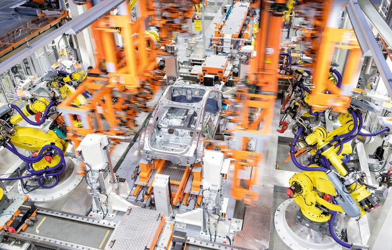 Mit deutlich über 90 % ist der Automatisierungsgrad im Karosserierohbau am höchsten. Aber die Automobilhersteller wollen Roboter auch vermehrt in anderen Bereichen einsetzen. (Bild: Audi)