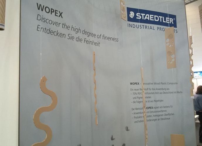 Staedtler bietet mit Wopex ein Holz-Kunststoff-Composite an, welches zu 70% aus Holzmehl besteht. Ursprünglich für die Bleistiftproduktion entwickelt, eignet sich das Granulat für Extrusionsanwendungen mit hohen Anforderungen an glatte Oberflächen und Detailtreue. (Bild: D.Quitter; konstruktionspraxis)